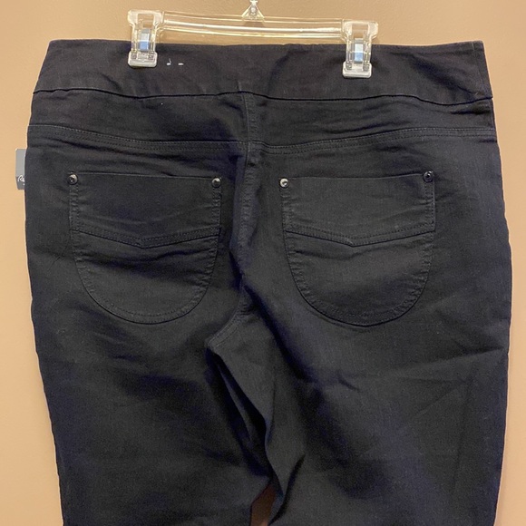 Black stretch lightweight jeans never been worn. - Picture 4 of 5